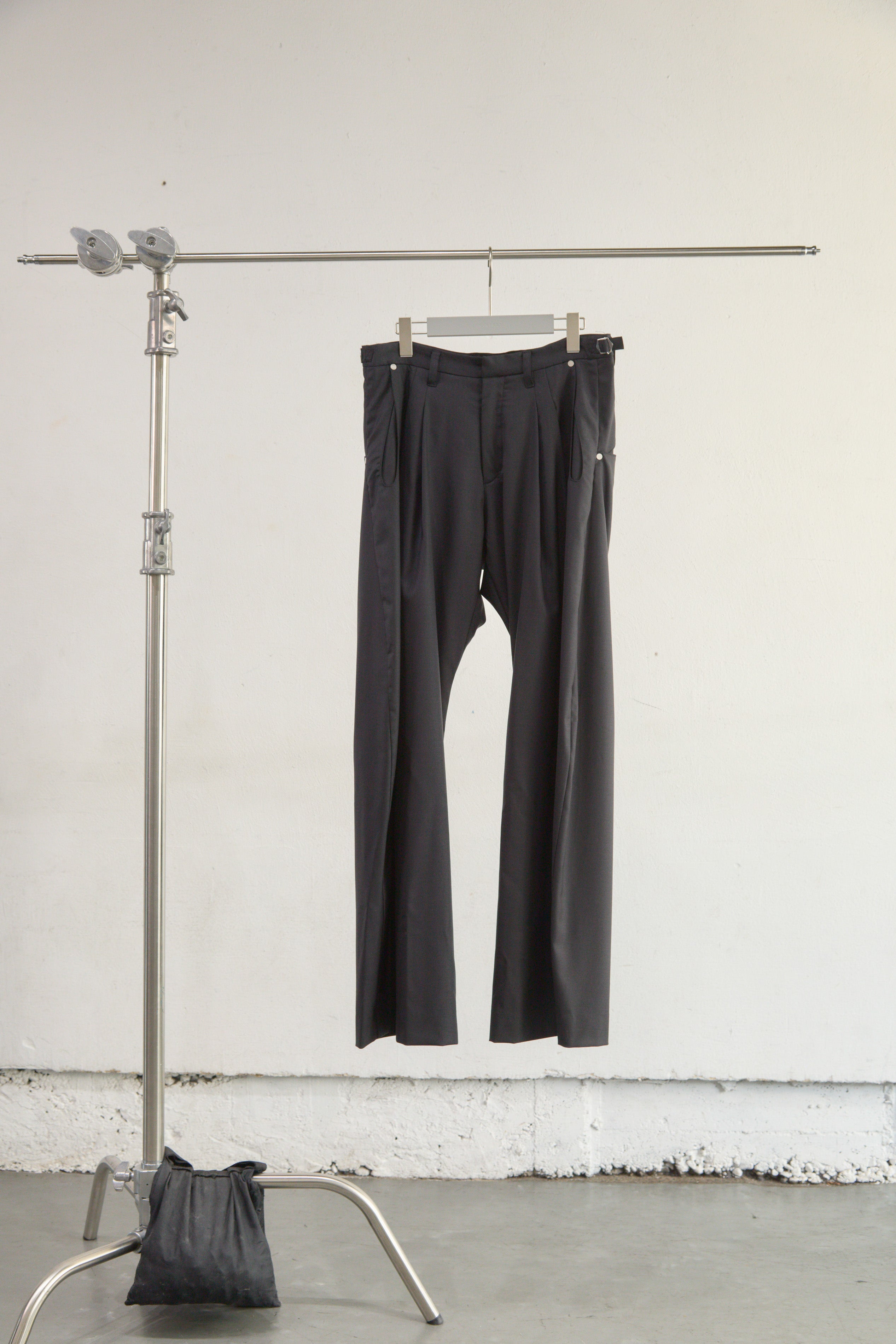 2TUCKED CURVED LEG TROUSERS – NVRFRGT