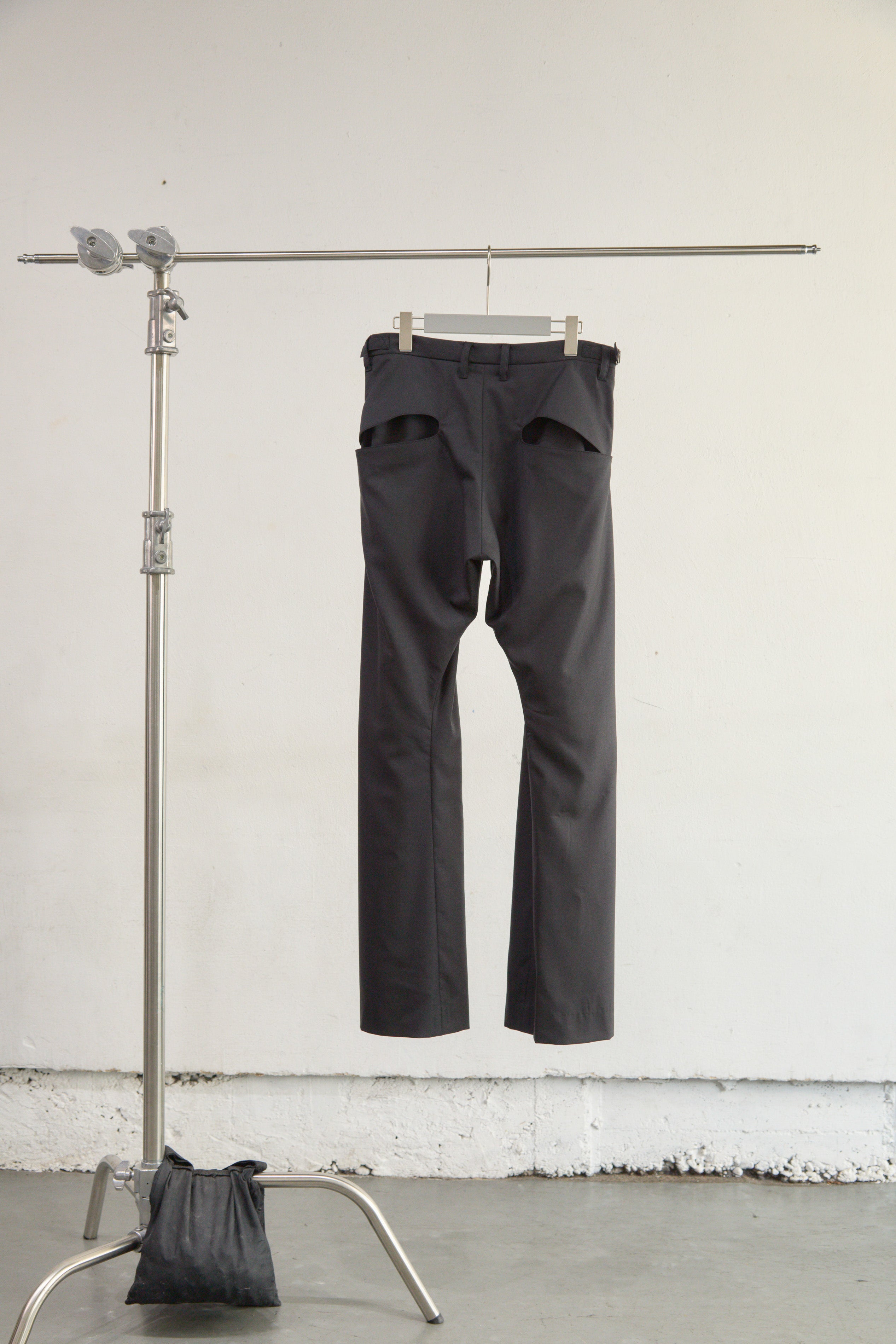 2TUCKED CURVED LEG TROUSERS – NVRFRGT