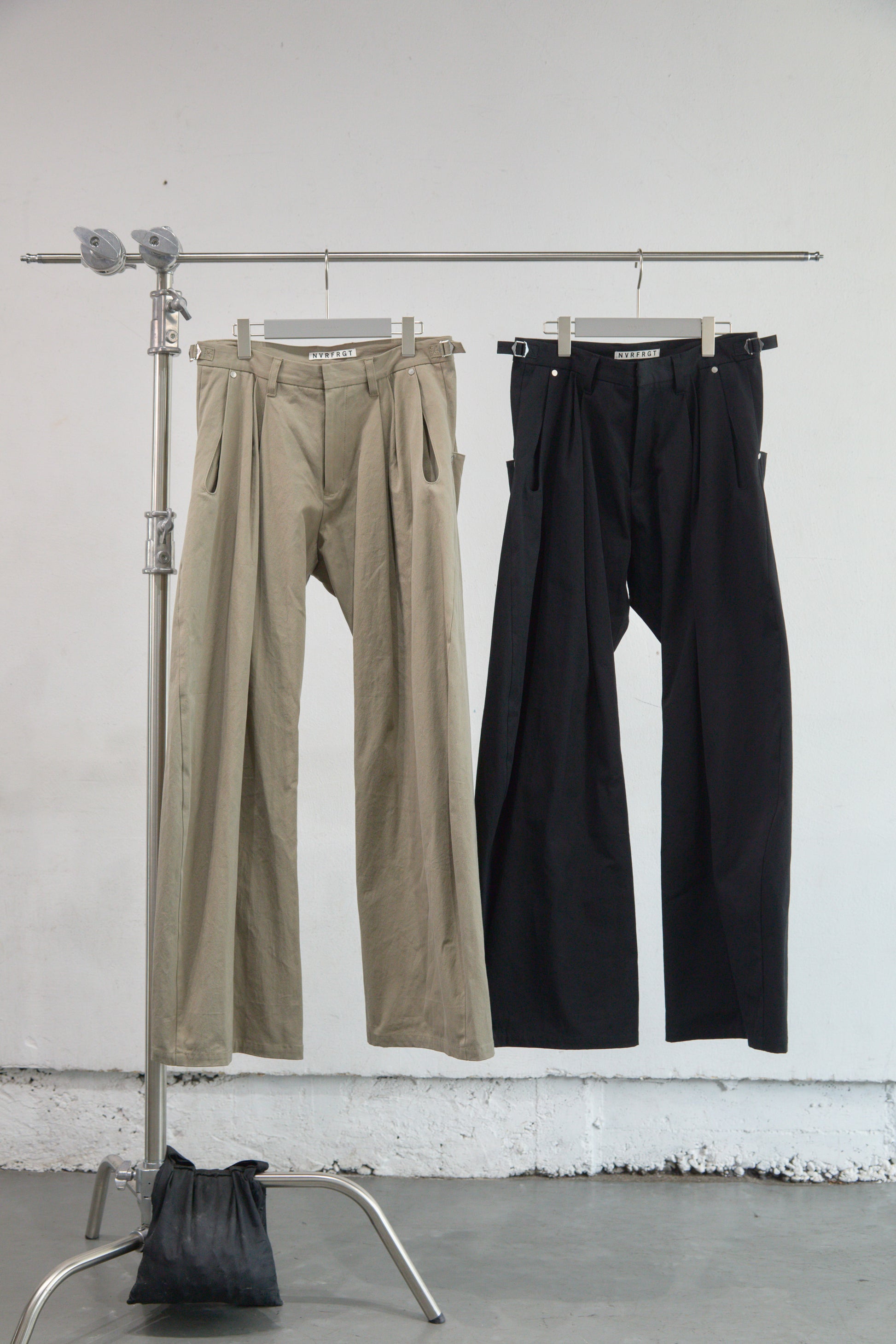 2TUCKED CURVED LEG TROUSERS
