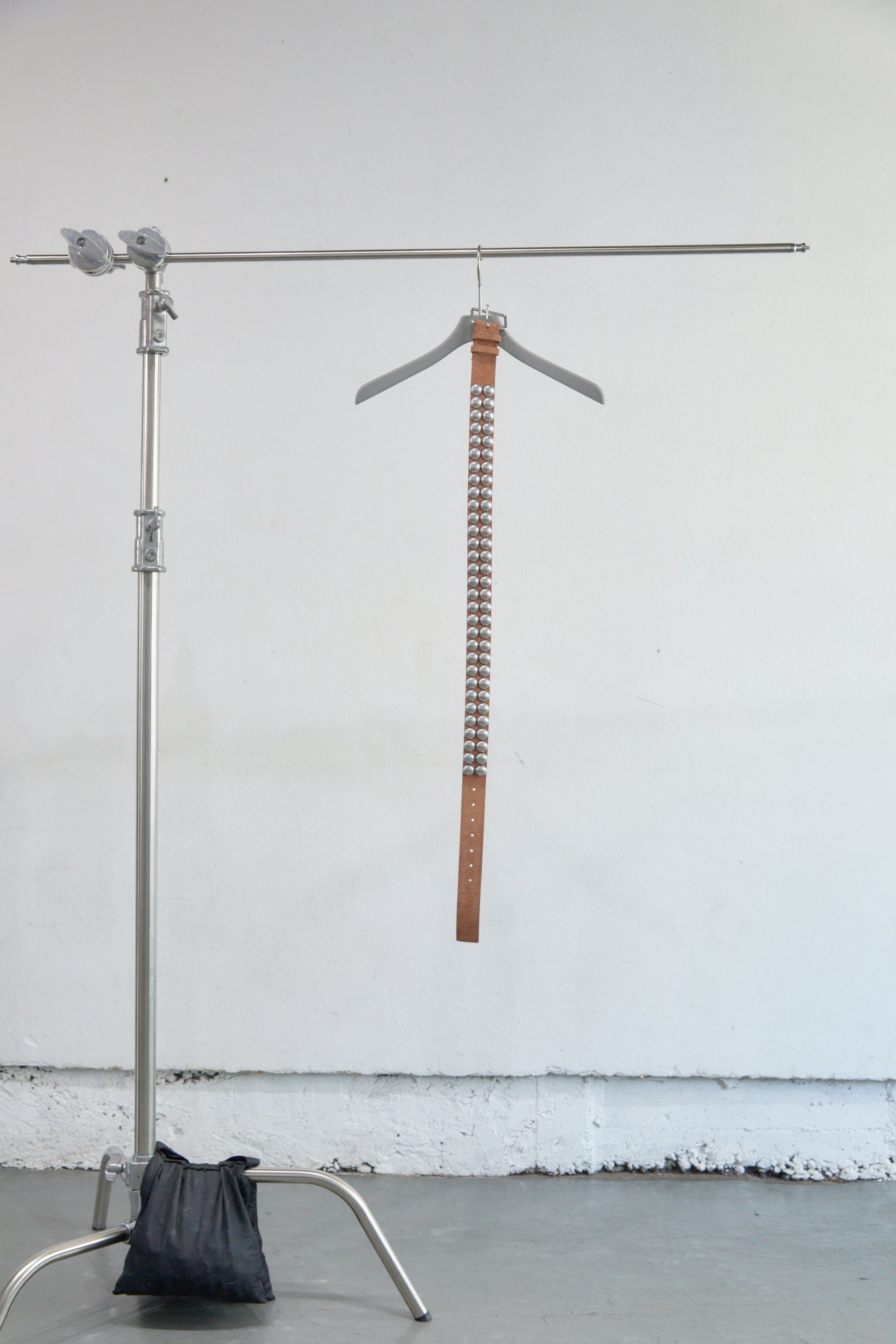 3.8 C ROUND DOME STUDDED LEATHER BELT