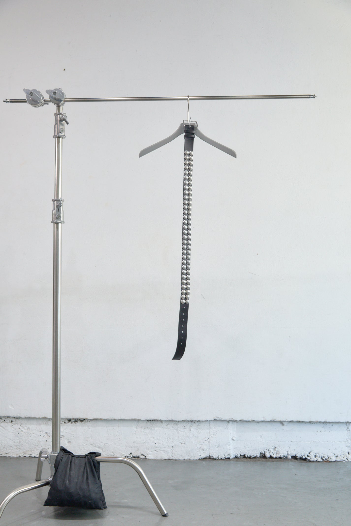 3.8 C ROUND DOME STUDDED LEATHER BELT