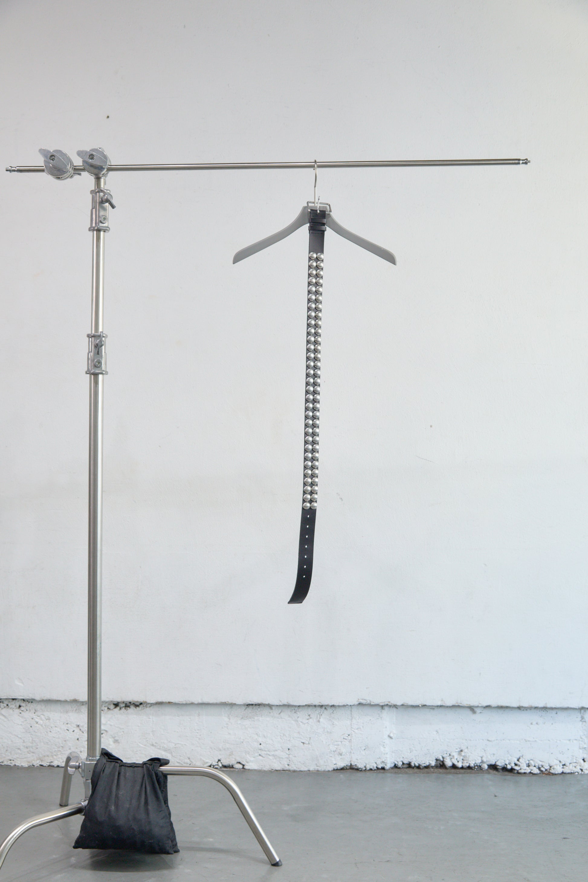 3.8 C ROUND DOME STUDDED LEATHER BELT