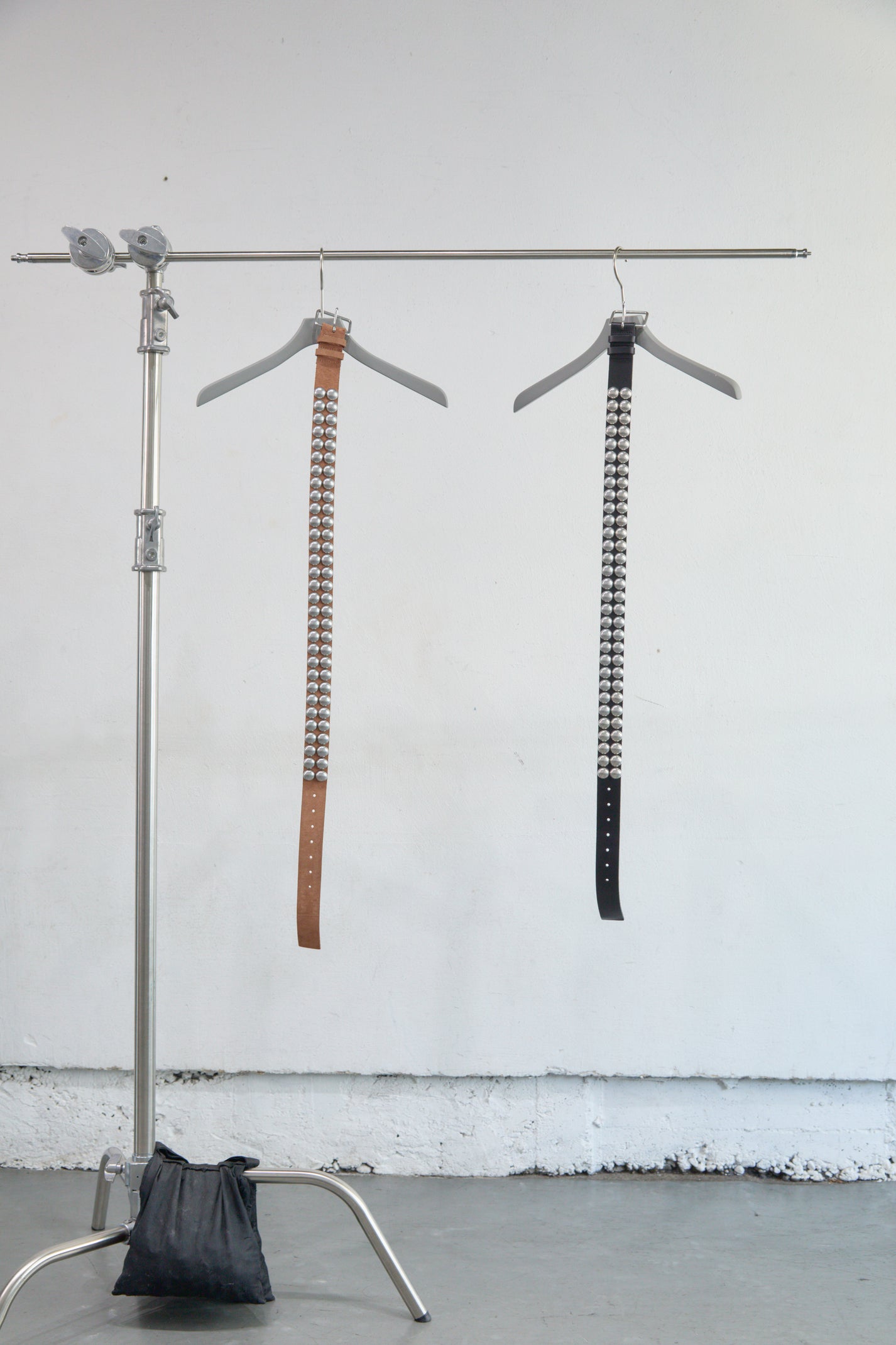 3.8 C ROUND DOME STUDDED LEATHER BELT