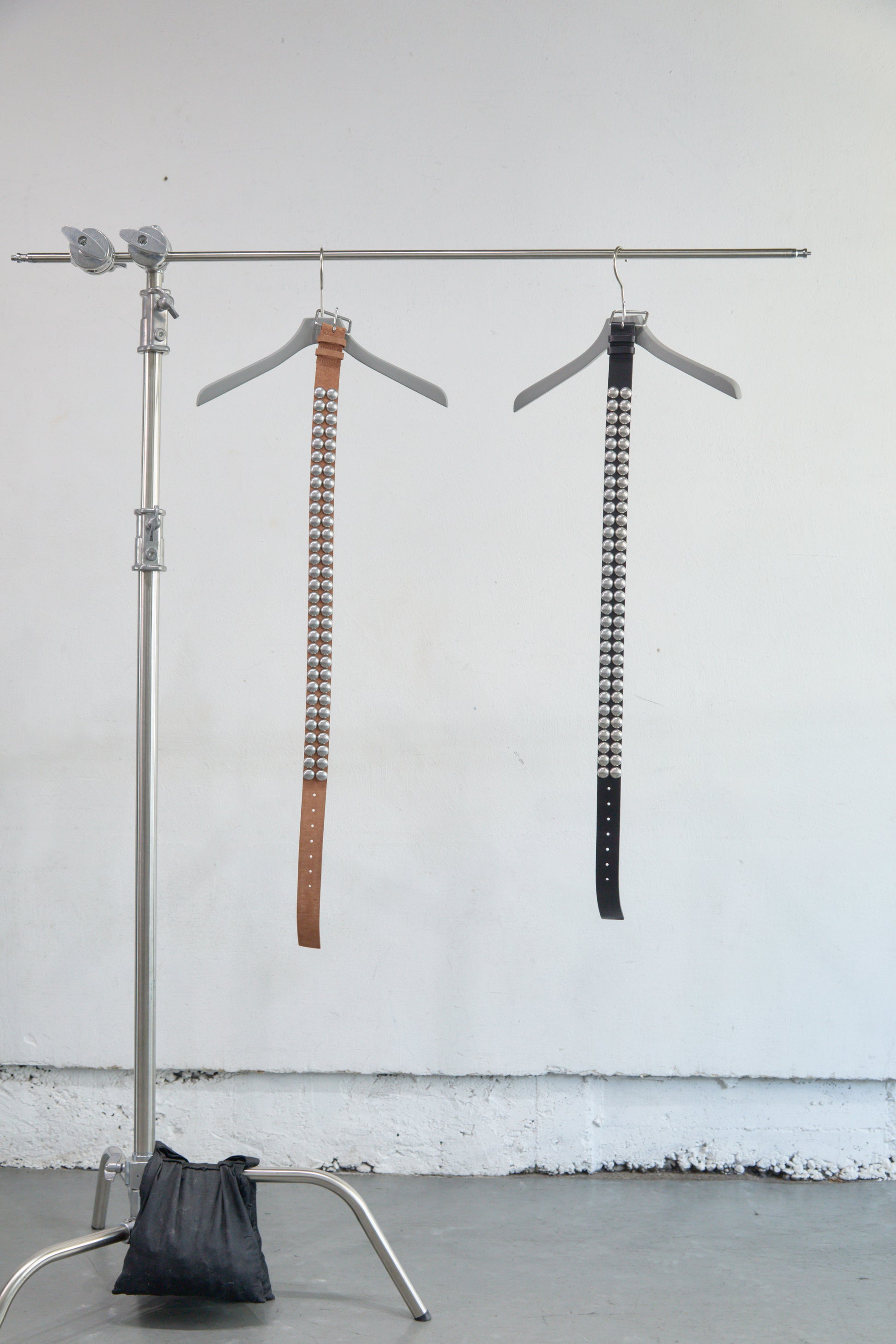 3.8 C ROUND DOME STUDDED LEATHER BELT