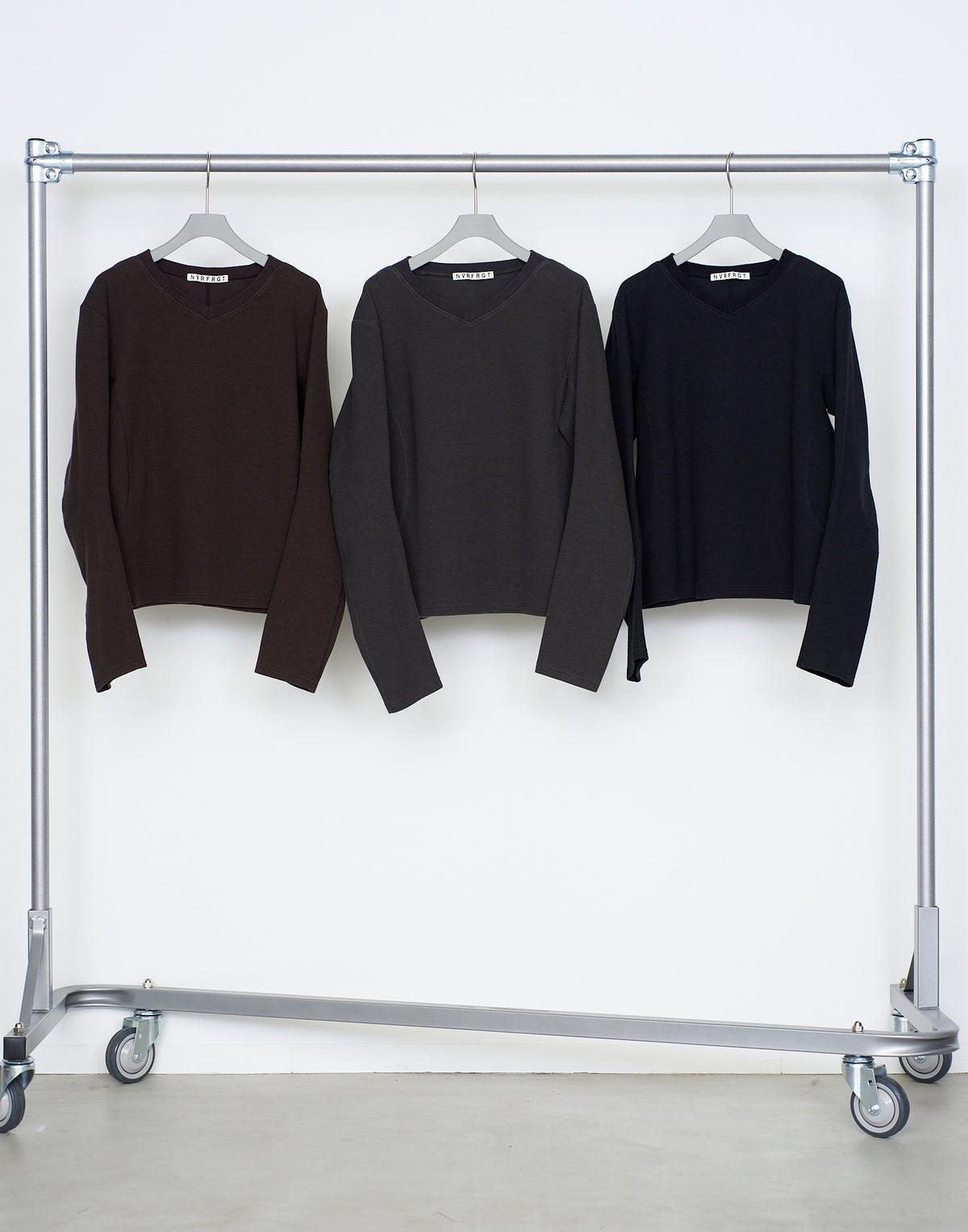 PANELED LONG SLEEVE V-NECK T-SHIRT